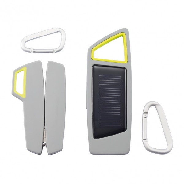 De Tovo set is de ideale metgezel van de stedelijke reiziger. Met het roestvrijstalen multitool en de solar zaklamp ben u nooit onthand en tast u nooit in het duister. Eenvoudig aan te haken met de meegeleverde karabijnhaak; klaar om erop uit te trekken. Geregistreerd ontwerp®