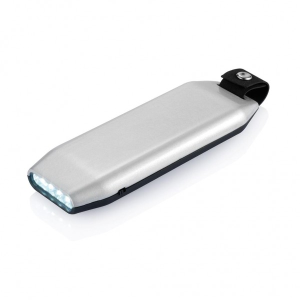 Eclipse is een veelvuldig met awards onderscheiden design zaklamp die zeer milieuvriendelijk is omdat zij met zonne-energie wordt geladen. Volledig opgeladen kunnen de 4 LED’s gedurende meer dan 2 uur branden