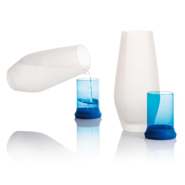 Hyta is een handgeblazen glazen karaf met 500 mL inhoud die je helpt gehydrateerd te blijven gedurende de hele dag. De ergonomische vorm maakt schenken echt makkelijk. Het bijgeleverde gekleurde glas fungeert tevens als deksel en zorgt er voor dat je water vers blijft. Ideaal dus voor gebruik op je bureau