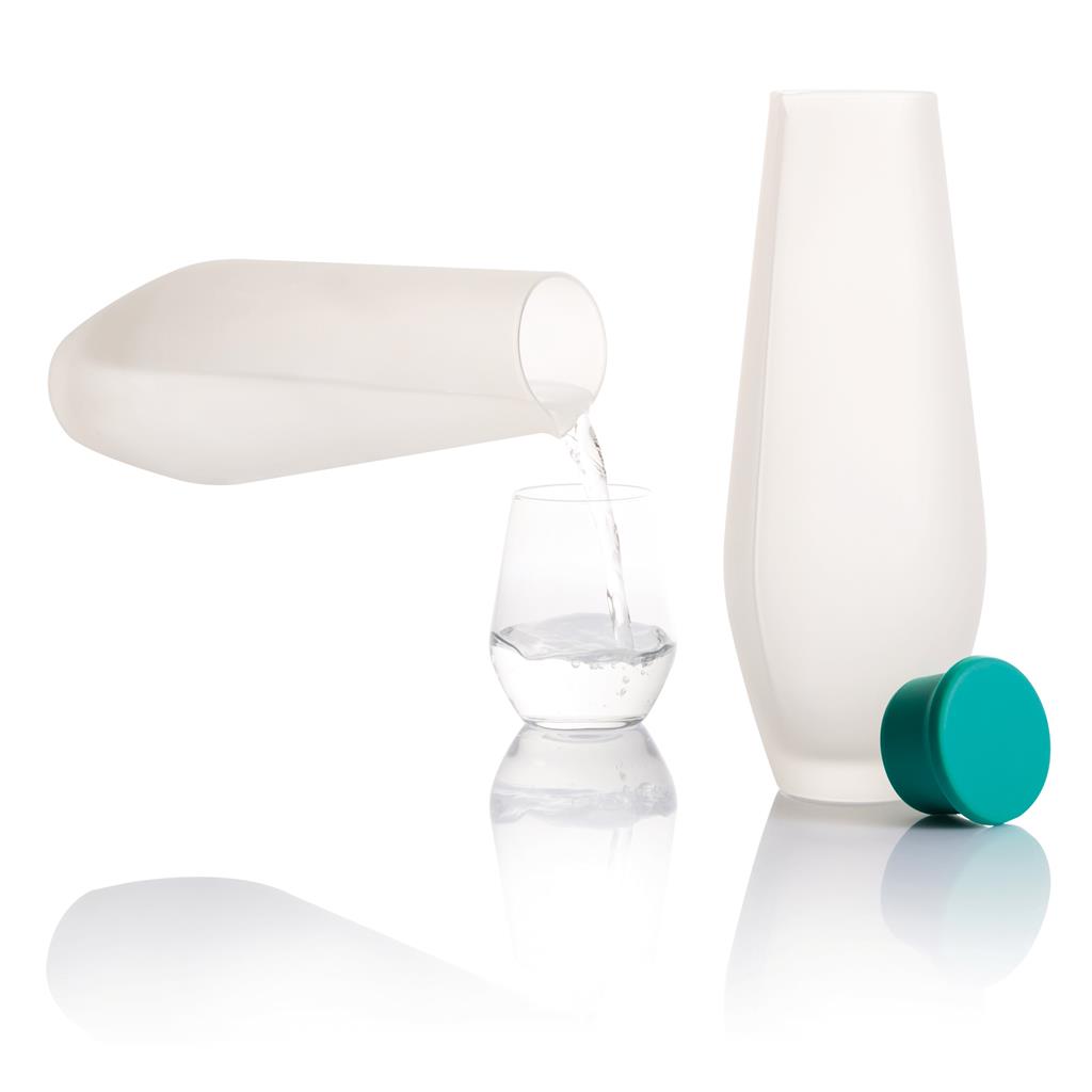 Hyta serveert water op een elegante manier. De 1L handgeblazen karaf heeft een ergonomische vorm en een fraaie matglazen afwerking. De silicone dop houdt je drank vers. Geregistreerd ontwerp®