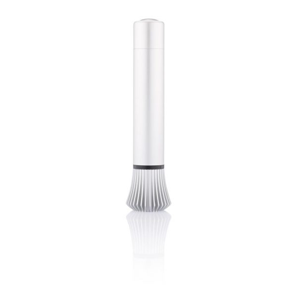 Lumix is een krachtige maar elegante 1W LED zaklamp in aluminium. Deze zaklamp is de ultieme combinatie van vorm en functie. De siliconen hoes geeft bescherming tegen krassen en is geschikt om de lamp mee op te hangen op die plek waar je licht nodig hebt. Geregistreerd ontwerp®