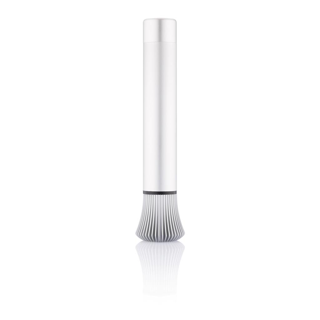 Lumix is een krachtige maar elegante 3W LED zaklamp in aluminium. Deze zaklamp is de ultieme combinatie van vorm en functie. De siliconen hoes geeft bescherming tegen krassen en is geschikt om de lamp mee op te hangen op die plek waar je licht nodig hebt. Geregistreerd ontwerp®