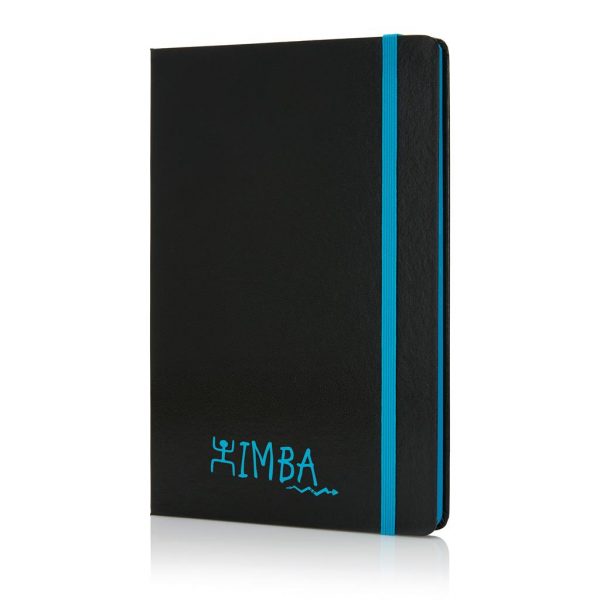 Modern gestyleerd hardcover notitieboek met 80 pagina’s van 80g. De zijkant van de pagina’s matchen met de elastieken band.