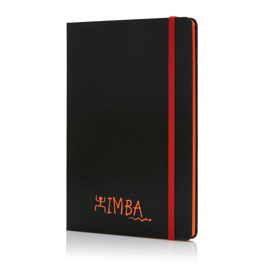 Modern gestyleerd hardcover notitieboek met 80 pagina’s van 80g. De zijkant van de pagina’s matchen met de elastieken band.