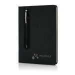 De perfecte combinatie: Een A5 PU notitieboekje met pen sleeve en een metalen stylus pen. 80 pagina's van 80g/m2. Verpakt in geschenkverpakking.