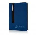 De perfecte combinatie: Een A5 PU notitieboekje met pen sleeve en een metalen stylus pen. 80 pagina's van 80g/m2. Verpakt in geschenkverpakking.