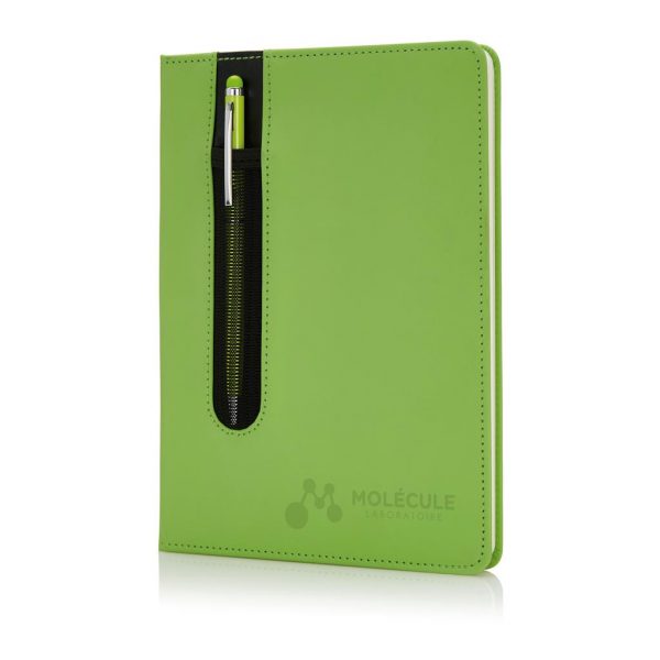 De perfecte combinatie: Een A5 PU notitieboekje met pen sleeve en een metalen stylus pen. 80 pagina's van 80g/m2. Verpakt in geschenkverpakking.