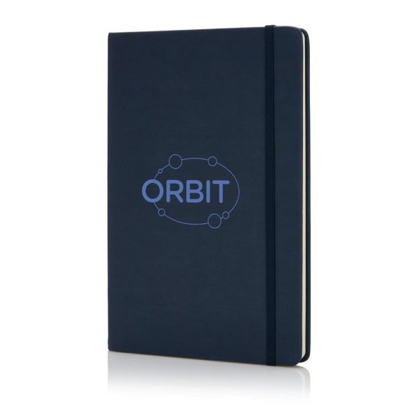 PU notitieboek met 80 pagina’s. Kaft geschikt voor logo embossing.