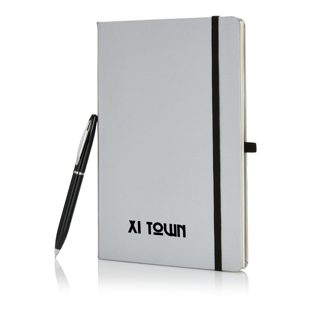 Giftset inclusief A5 hardcover notitieboek met elastieksluiting en roestvrijstalen Victory pen (zwartschrijvend) samen verpakt in luxe geschenkverpakking.