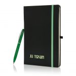 Giftset inclusief A5 hardcover notitieboek met elastieksluiting en roestvrijstalen Victory pen (zwartschrijvend) samen verpakt in luxe geschenkverpakking.